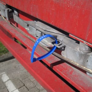 Blaue Kunststoff-LKW-Plombe als Versiegelung eines LKWs